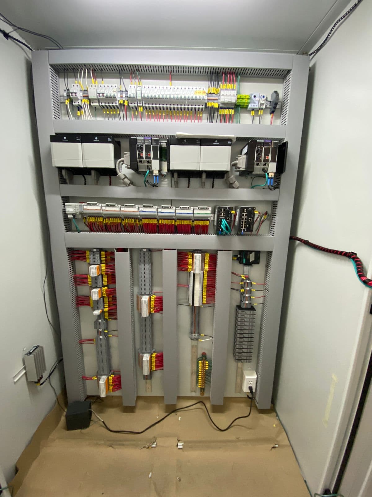Suministro e instalación de tableros eléctricos y de control — fotografía 1